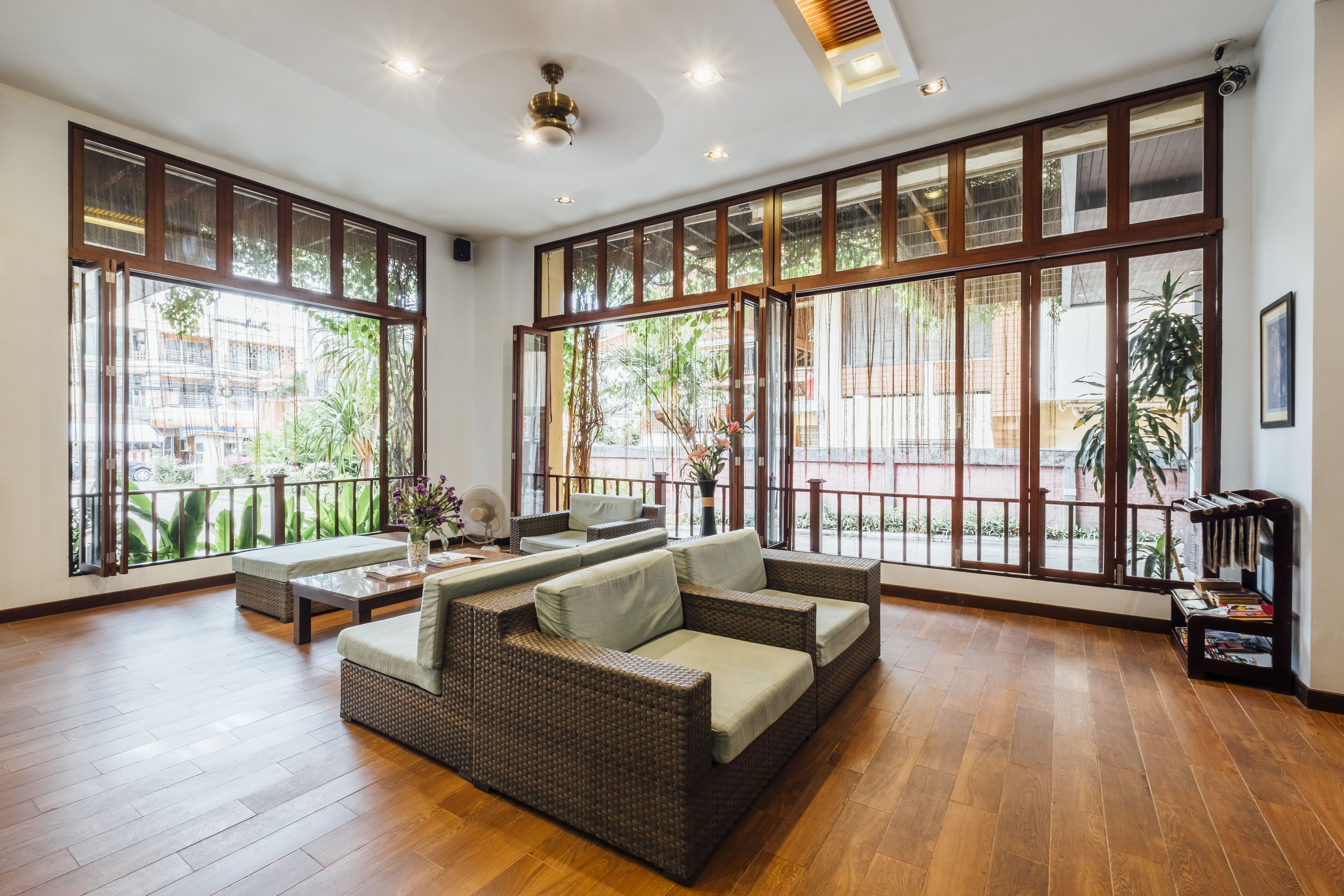 rumah dengan ventilasi dan jendela kaca besar